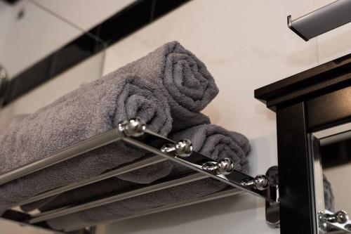 um monte de toalhas numa prateleira na cozinha em Studio Apartment Lubynski in center of Zagreb em Zagreb