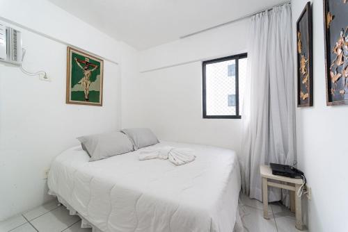 - une chambre blanche avec un lit et une fenêtre dans l'établissement Apt 2 quartos com varanda próximo Praça Casa Forte o bairro mais agradável do Recife ARN901, à Récife