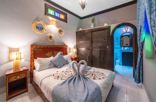 - une chambre avec un lit et une robe dans l'établissement Riad Balkisse, à Marrakech