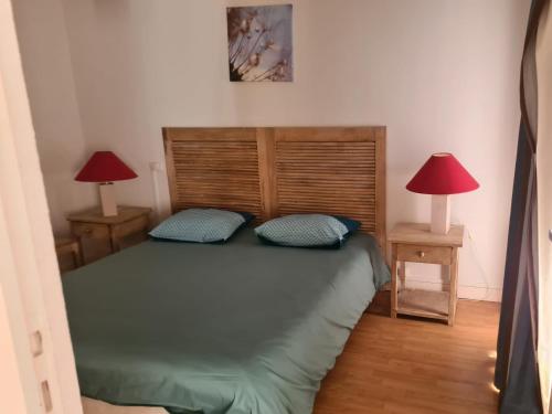 a bedroom with a bed with two lamps on two tables at Le Sea Breeze La Rochelle 44m2 - 2 chambres - 6 prs - Piscine in Lagord