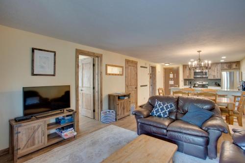 ein Wohnzimmer mit Ledercouch und Fernseher in der Unterkunft Crested Butte Condo with Pool Access Walk to Slopes in Crested Butte