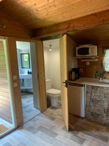 La cuisine est équipée de toilettes, d'un évier et d'un four micro-ondes. dans l'établissement les petits chalets de DUDU, à La Voulte-sur-Rhône