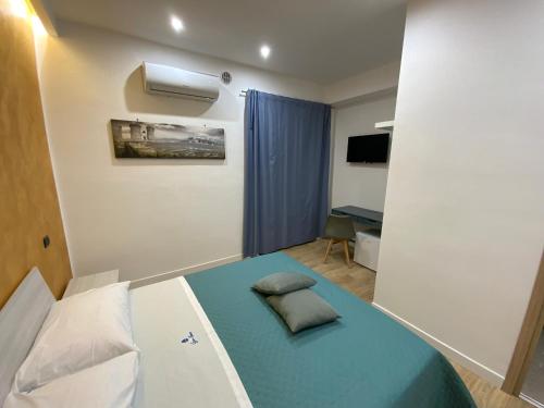 um quarto com uma cama com uma almofada em B&B Gisa House em Pomigliano dʼArco