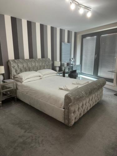 A bed or beds in a room at Bond Street Luxury Apartment Central Chelmsford