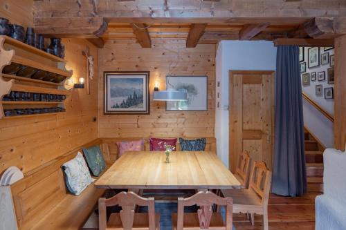 ein Esszimmer mit einem Holztisch und Stühlen in der Unterkunft Almhaus Gensbach in Innerkrems