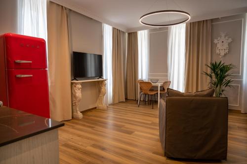 sala de estar con nevera roja y mesa en Nostalgia Suites, en Ástaco