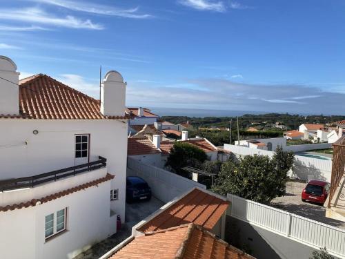 uma vista do telhado de um edifício em Adraga Beach&Village House em Colares