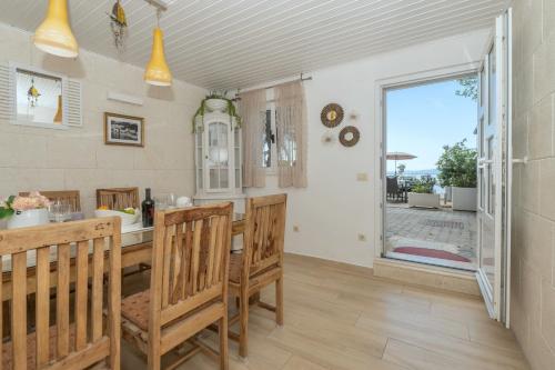 Villa Kate Bratuš, Makarska
