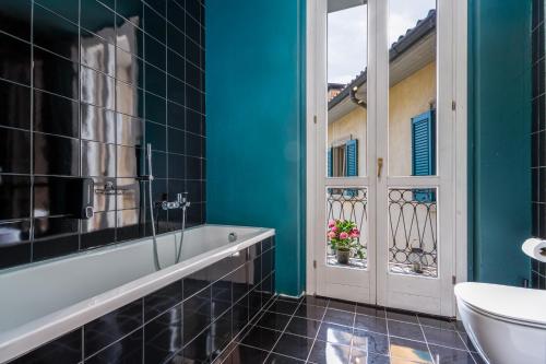 A bathroom at FEEL - Porta Nuova Rooms