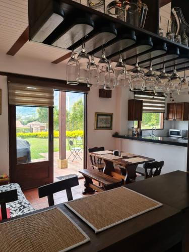 eine Küche und ein Esszimmer mit einem Tisch und Stühlen in der Unterkunft Casa Campestre San Jorge in Villa de Leyva