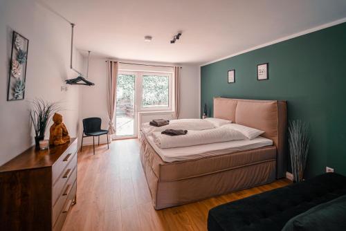 - une chambre avec un lit, un bureau et une chaise dans l'établissement Apartment nähe Legoland Deutschland mit Terrasse, à Guntzbourg