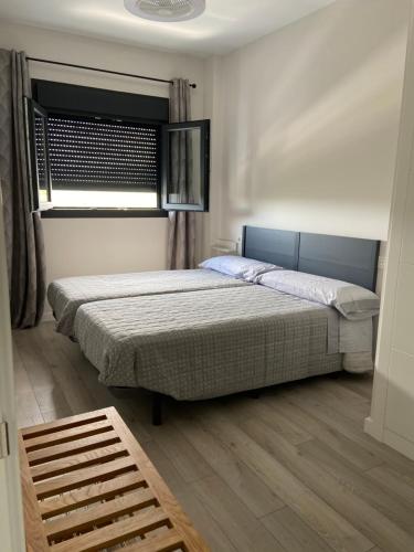 sypialnia z 2 łóżkami i oknem w obiekcie Valleniza ViaCelere 2 dormitorios w mieście Vélez-Málaga