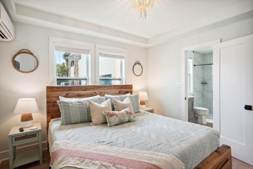 ein weißes Schlafzimmer mit einem großen Bett mit Kissen in der Unterkunft Twin Tiki 2 in St Pete Beach