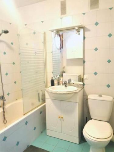 une salle de bain avec toilettes, lavabo et baignoire dans l'établissement T3 confort - proche du port, à Vannes