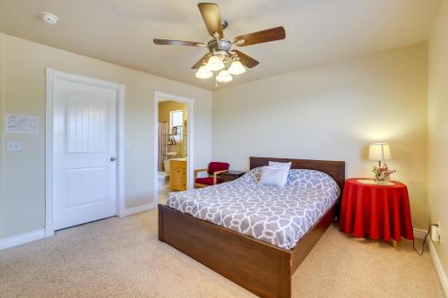 Un dormitorio con una cama y un ventilador de techo. en Family-Friendly Utah Home, Easy Access to Zion!, en La Verkin