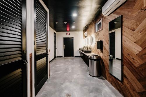 a hallway with a row of sinks in a room at Lumen Nature Retreat in Woodstock
