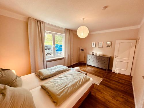 Schlafzimmer mit einem Bett und einem Fenster in der Unterkunft Ferienwohnung Kaiserglück in Goslar