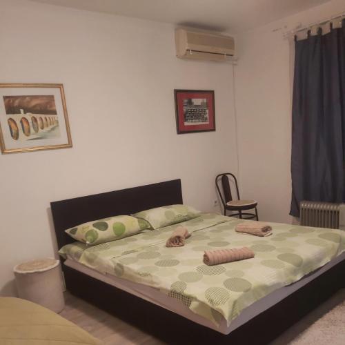 貝爾格勒的住宿－Apartment Beograd Dedinje VMA，一间卧室配有一张床和被子
