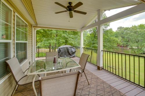 Balkoni atau teres di Lakefront Arkansas Home with Dock and Sunroom