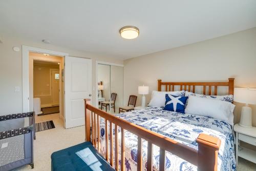 sypialnia z łóżkiem i balkonem w obiekcie Washington Vacation Rental with Covered Patio w mieście Edmonds