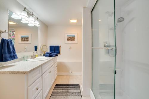 W łazience znajduje się prysznic i umywalka. w obiekcie Washington Vacation Rental with Covered Patio w mieście Edmonds
