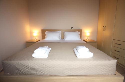 um quarto com uma cama com duas toalhas em Hytra view house em Citera
