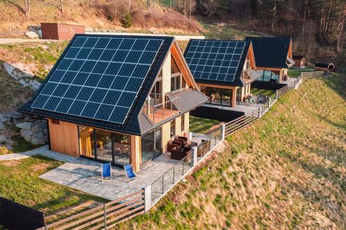 een uitzicht op een huis met zonnepanelen erop bij Górska Ostoya in Szlembark