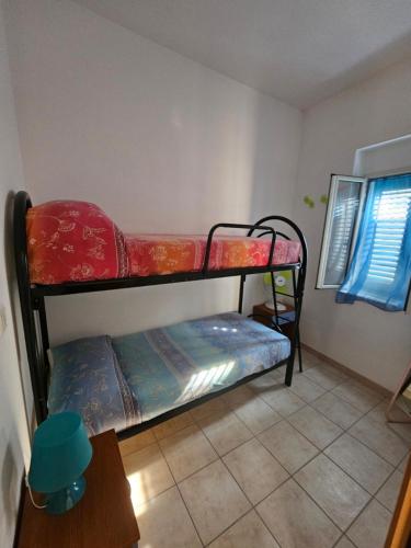 1 Schlafzimmer mit 2 Etagenbetten in einem Zimmer in der Unterkunft Casa vacanze Leonardo in Peschici