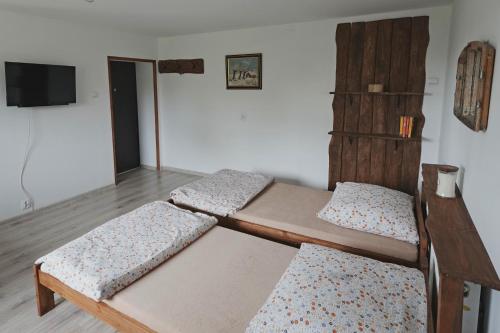 sPokój pod jesionami tesisinde bir odada yatak veya yataklar