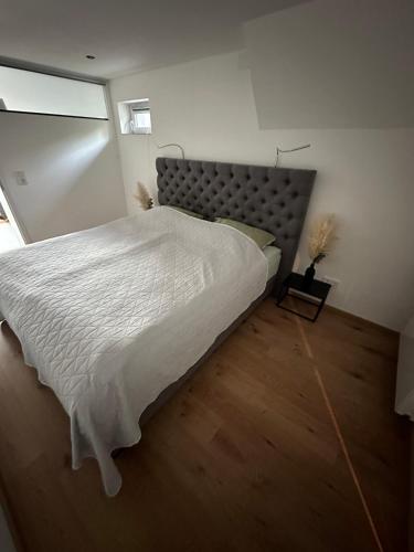 een slaapkamer met een groot wit bed in een kamer bij Gästewohnung Schleienbach in Wadgassen