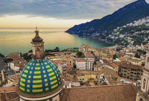 维耶特里NEL CUORE DI VIETRI CASA VACANZE AMALFI COAST的享有城市和水景