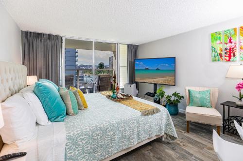 - une chambre avec un lit et une vue sur l'océan dans l'établissement Waikiki Gem, Beautifully Upgraded King Studio!, à Honolulu