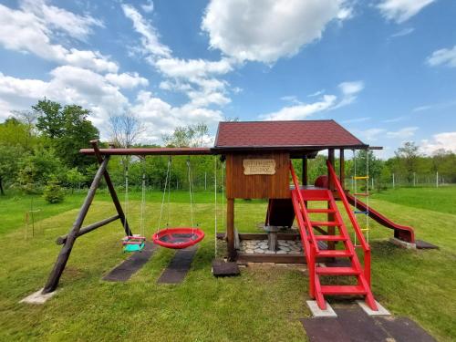 une structure de jeu avec une échelle et une aire de jeux dans l'établissement Holiday Home Deer Grove, à Generalski Stol