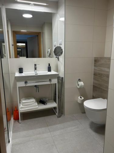 Kúpeľňa v ubytovaní Seaside Park Hotel Kołobrzeg apartament 27 metrów radości