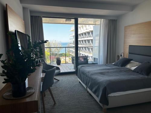Posteľ alebo postele v izbe v ubytovaní Seaside Park Hotel Kołobrzeg apartament 27 metrów radości