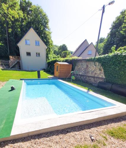une piscine dans une cour avec une maison dans l'établissement Maison à Rouen jusqu'à 6 personnes, centre-ville, à Saint-Léger-du-Bourg-Denis