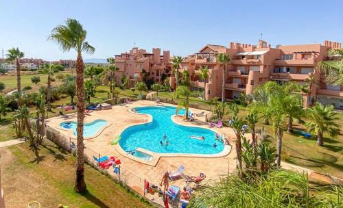 un'immagine di una piscina in un resort di ENJOY Mar Menor a Torre-Pacheco
