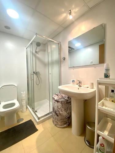 a bathroom with a shower and a sink and a toilet at ENJOY Mar Menor in Torre-Pacheco