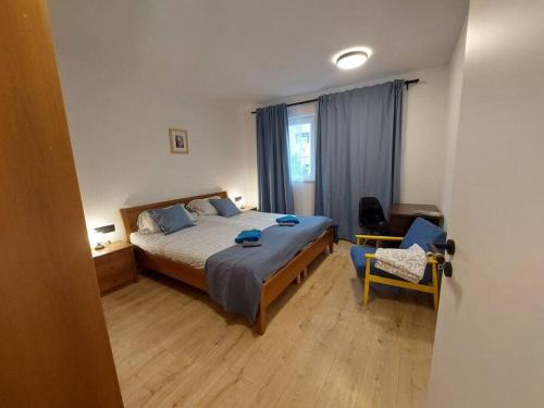 una camera da letto con un letto, una sedia e una finestra di Cute Apartment Marla Art close to Center a Pola (Pula)