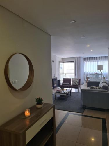波瓦－迪瓦爾津的住宿－BRISA MAR，客厅配有镜子和沙发
