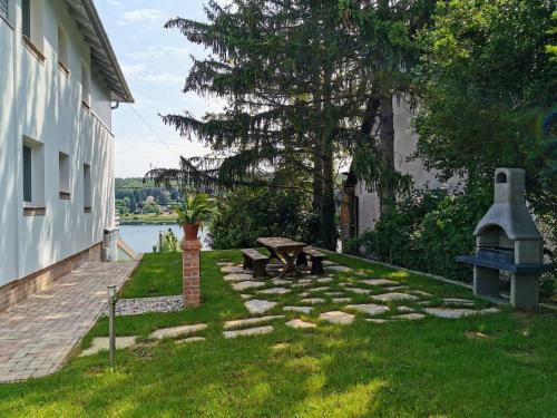 Un jardín fuera de Life Apartman Orfű