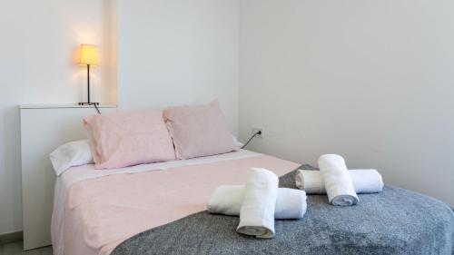 1 dormitorio con 1 cama con toallas en Sun & Luxury at Guadalmar Beach, en Málaga