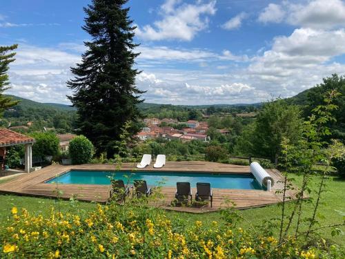 Maison dans les bois avec piscine
