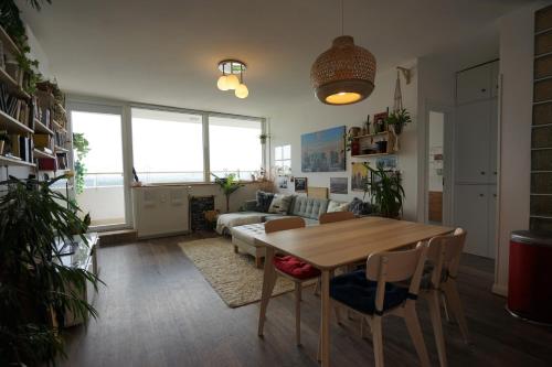ein Wohnzimmer mit einem Tisch und einem Sofa in der Unterkunft Budapest Skyline Apartment in Budapest
