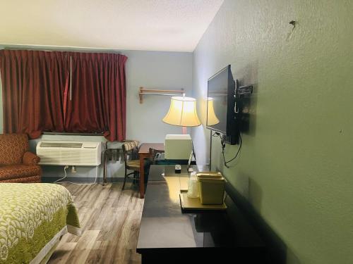 Ένα ή περισσότερα κρεβάτια σε δωμάτιο στο Rodeway Inn