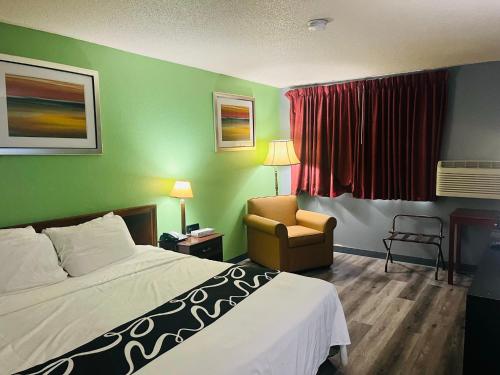 Ένα ή περισσότερα κρεβάτια σε δωμάτιο στο Rodeway Inn