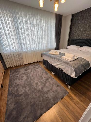 um quarto com 2 camas e um tapete em Fatih / Aksaray - Yusufpaşa em Istambul