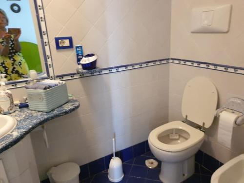ein Badezimmer mit einem WC, einem Waschbecken und einem Spiegel in der Unterkunft CASA VACANZE 'LA BOUGANVILLEA' FORIO ISCHIA in Ischia