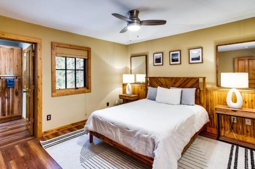 Postel nebo postele na pokoji v ubytování Hike, Bike, Raft Colorado Home Near Crested Butte