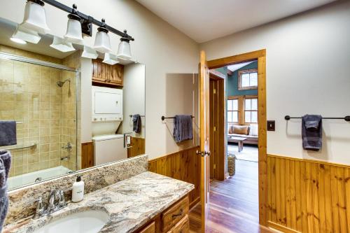 Kuchyň nebo kuchyňský kout v ubytování Hike, Bike, Raft Colorado Home Near Crested Butte